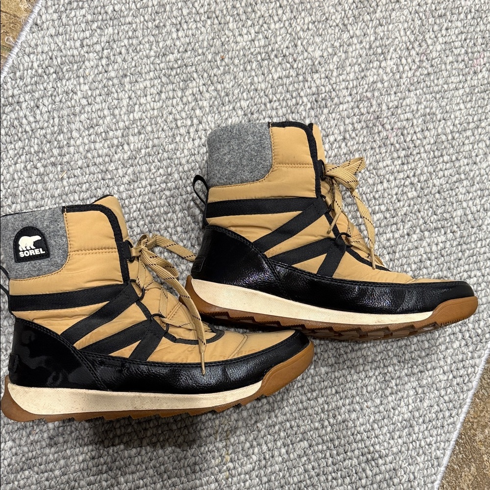 Sorel Women's Tan and Black Winter Boots